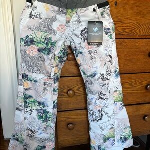 Teen ski pants with cool design.